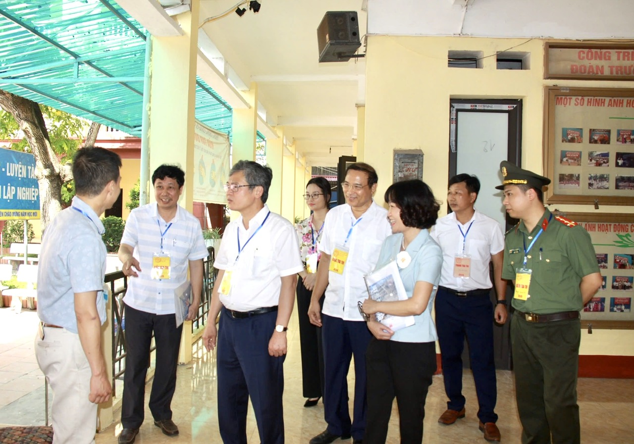 Công điện của Thủ tướng Chính phủ về việc tổ chúc kỳ thi tốt nghiệp trung học phổ thông và đảm bảo biên chế giáo dục mầm non, phổ thông và nghỉ hè cho trẻ em, học sinh năm 2025