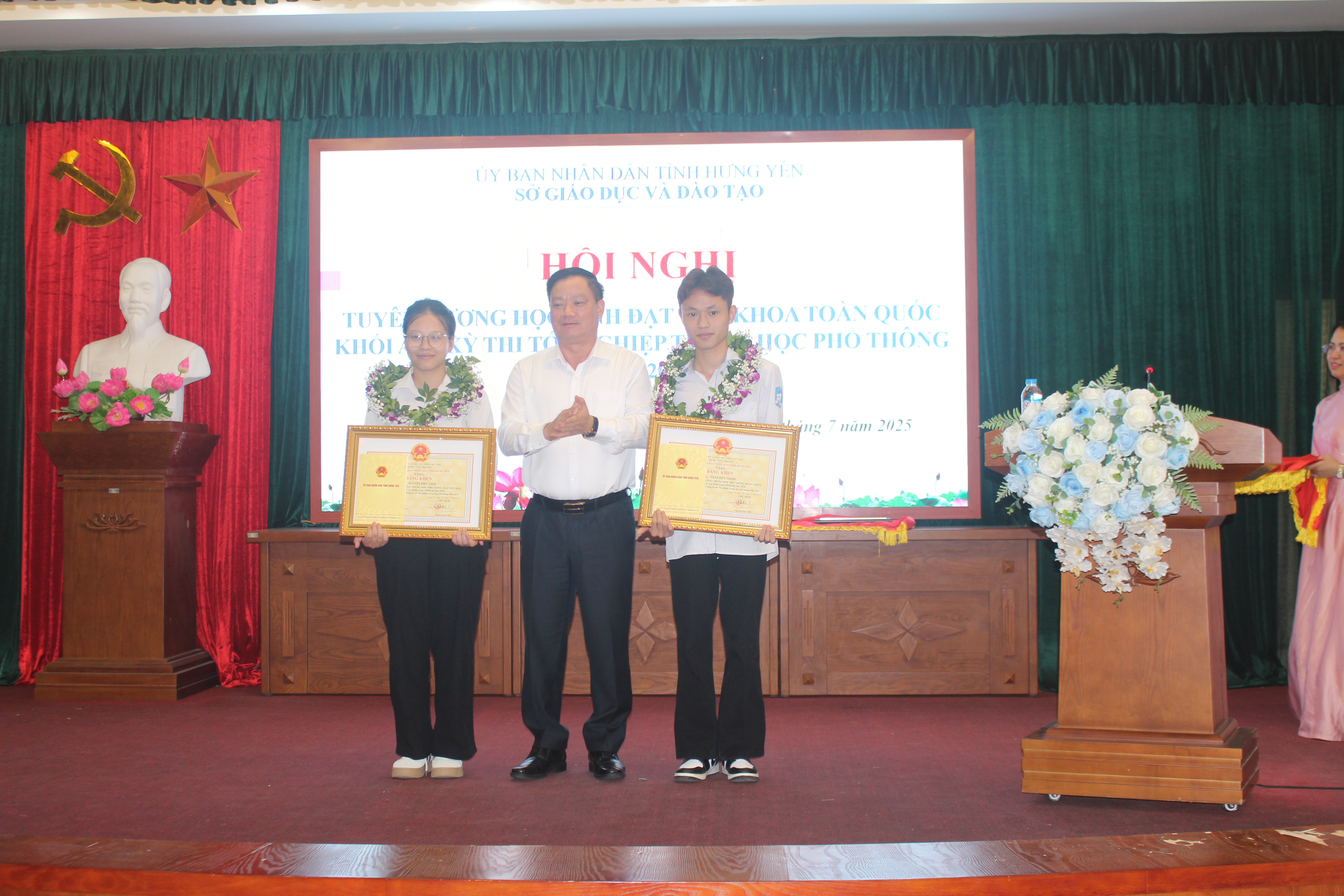 Tổ chức Hội nghị tuyên dương hai học sinh đạt Thủ khoa toàn quốc khối A00 trong Kỳ thi tốt nghiệp THPT năm 2025