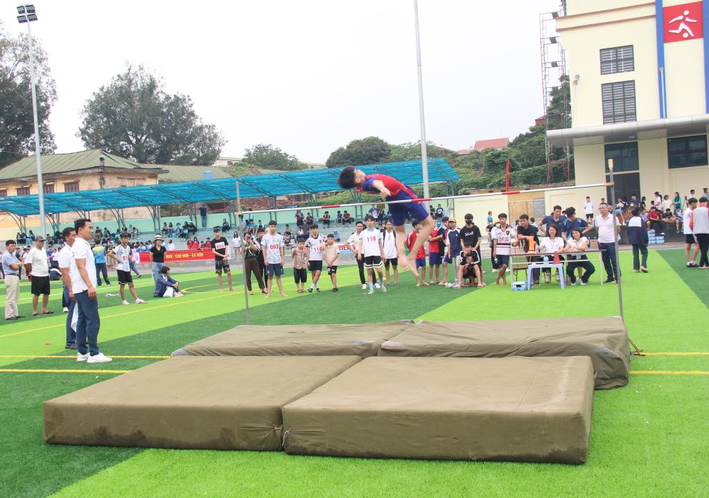 Vận động viên thi đấu ở nội dung nhảy cao nam