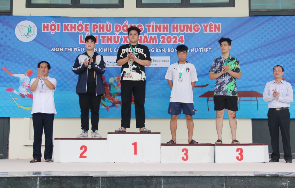 Kết thúc mỗi nội dung thi đấu, Ban Tổ chức hội khỏe Phù Đổng tỉnh lần thứ XI năm 2024 trao giải cho các vận động viên xuất sắc (Trong ảnh: Trao giải cho các vận động viên xuất sắc ở nội dung đẩy tạ nam THPT)