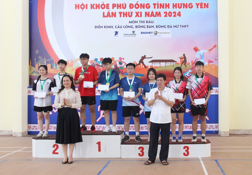 Trao giải cho các vận động viên xuất sắc ở môn bóng bàn