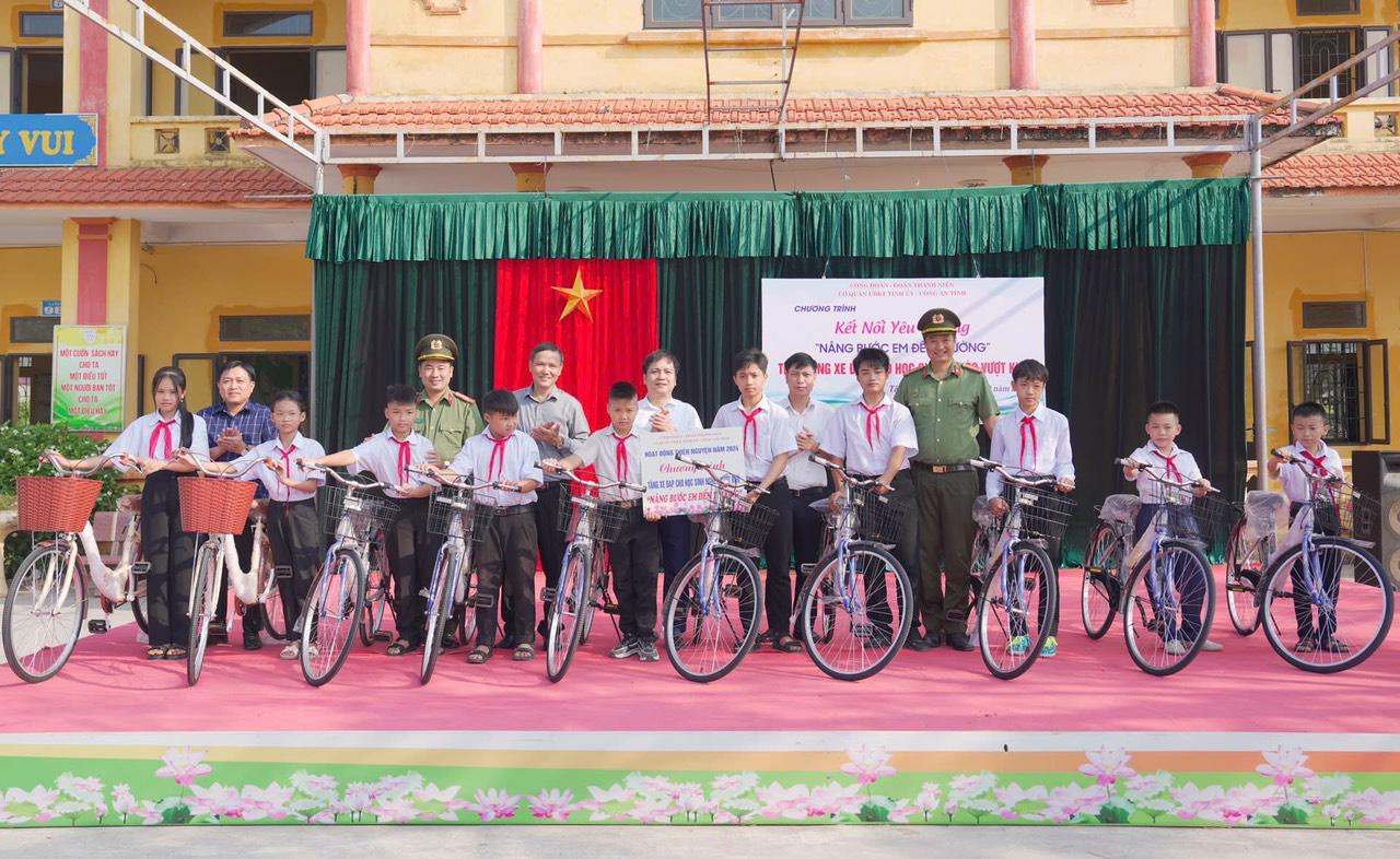 Uỷ ban kiểm tra tỉnh ủy và Công an tỉnh tặng 20 xe đạp cho học sinh nghèo vượt khó vươn lên trong học tại Khoái Châu
