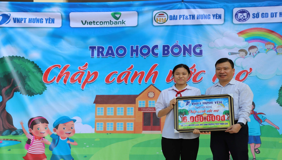 Chương trình trao học bổng “Chắp cánh ước mơ” tháng 11/2023