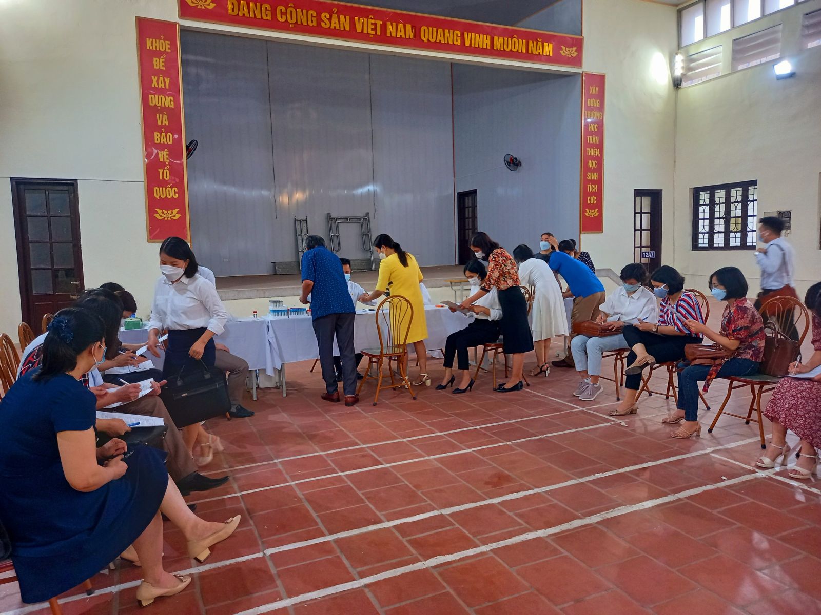 CÔNG ĐOÀN NGÀNH GIÁO DỤC TỔ CHỨC MỘT SỐ HOẠT ĐỘNG CHĂM LO CHO CBNGNLĐ NHÂN THÁNG CÔNG NHÂN NĂM 2022