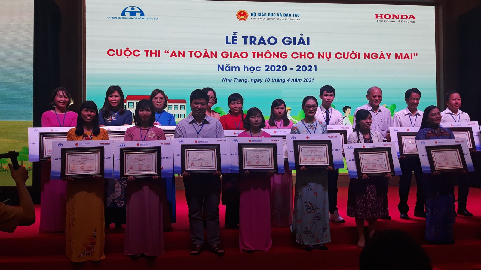 CÔNG TÁC GIÁO DỤC AN TOÀN GIAO THÔNG VÀ CUỘC THI AN TOÀN GIAO THÔNG CHO NỤ CƯỜI NGÀY MAI DÀNH CHO GIÁO VIÊN VÀ HỌC SINH TRUNG HỌC NĂM HỌC 2020 - 2021