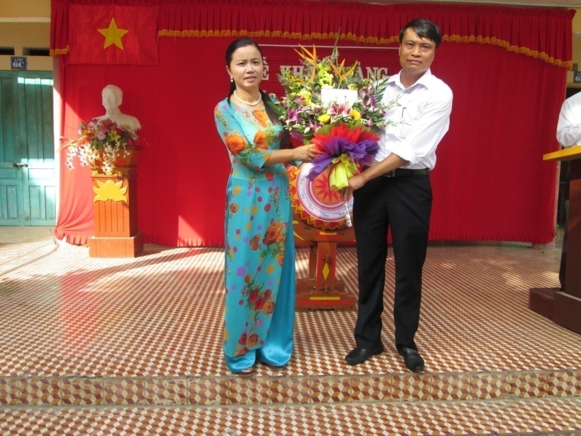 TẤM GƯƠNG NHÀ GIÁO HOÀNG THỊ MỘNG ĐIỆP  VỚI NHỮNG CỐNG HIẾN XUẤT SẮC CHO GIÁO DỤC HUYỆN VĂN GIANG