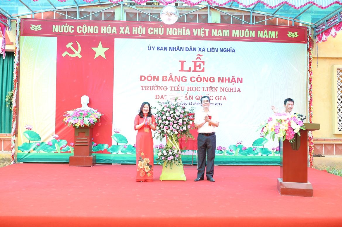 TRƯỜNG TIỂU HỌC LIÊN NGHĨA, HUYỆN VĂN GIANG ĐÓN BẰNG CÔNG NHẬN TRƯỜNG ĐẠT CHUẨN QUỐC GIA