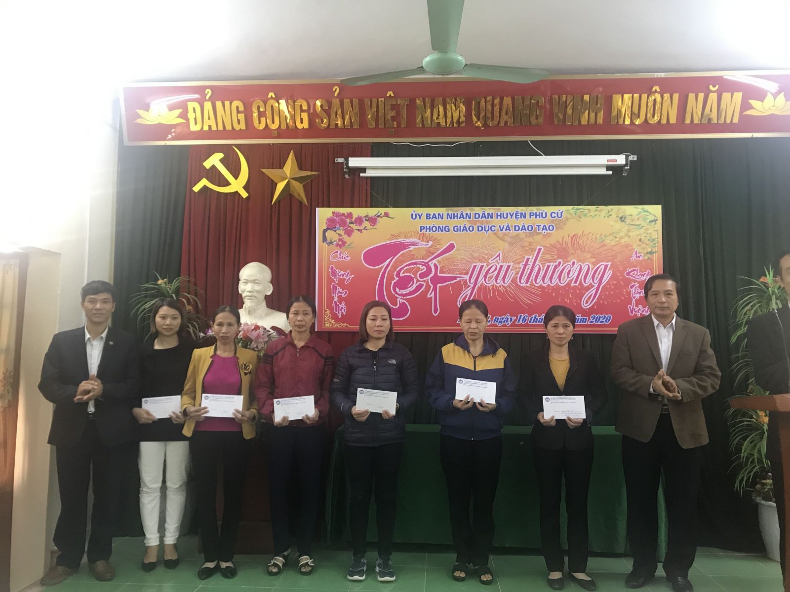 Ngành Giáo dục tỉnh Hưng Yên với công tác thăm hỏi, động viên gia đình nhà giáo, người lao động và học sinh có hoàn cảnh khó khăn nhân dịp Tết Nguyên đán Canh Tý - 2020