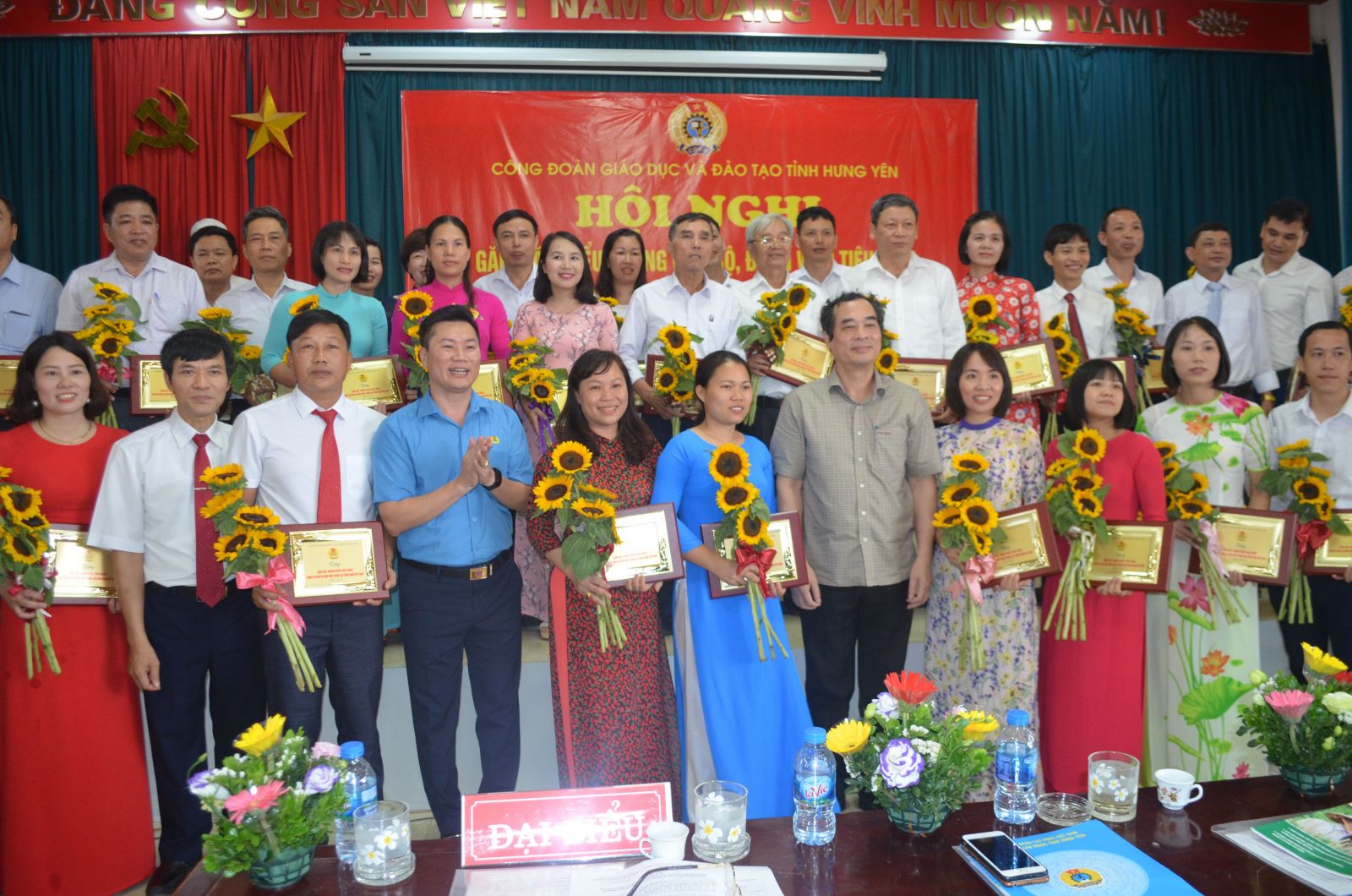 ĐẨY MẠNH VÀ NÂNG CAO HIỆU QUẢ CUỘC VẬN ĐỘNG “MỖI THẦY, CÔ GIÁO LÀ MỘT TẤM GƯƠNG ĐẠO ĐỨC, TỰ HỌC VÀ SÁNG TẠO”
