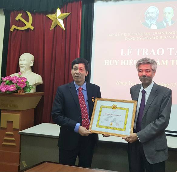 Lễ trao tặng huy hiệu Đảng