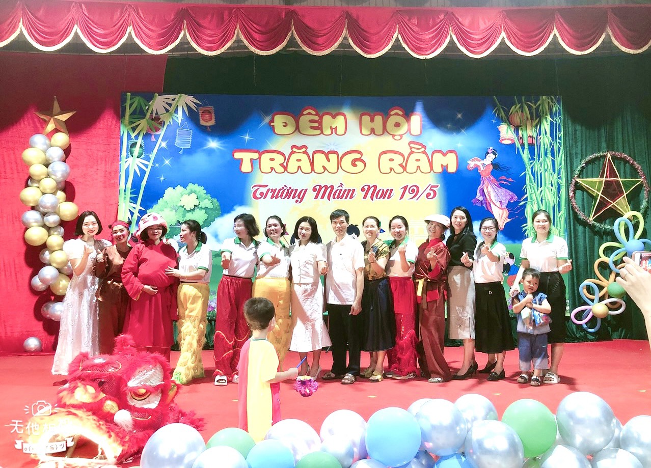 “Đêm hội trăng rằm” tại Trường Mầm non 19-5, Thành phố Hưng Yên.