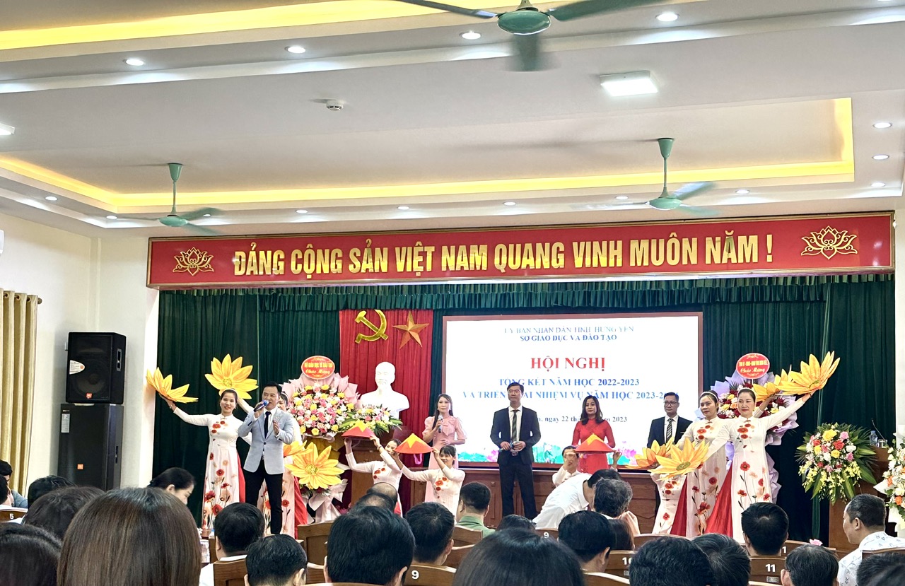 Lễ tuyên dương khen thưởng học sinh giỏi, giáo viên giỏi có thành tích xuất sắc trong công tác bồi dưỡng học sinh giỏi năm học 2022-2023.