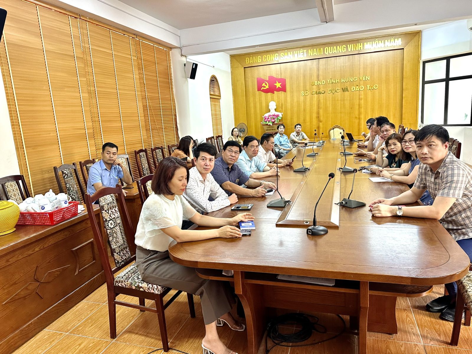 Học tập, quán triệt, phổ biến nghị quyết, chỉ thị, kết luận, quy định của Đảng.
