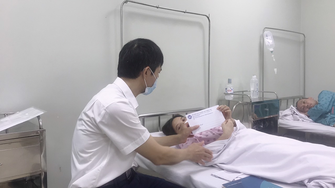 Ngành Giáo dục và Đào tạo Hưng Yên thăm hỏi, động viên, tặng quà cán bộ, nhà giáo có hoàn cảnh khó khăn, mắc bệnh hiểm nghèo nhân Ngày Nhà giáo Việt Nam 20/11