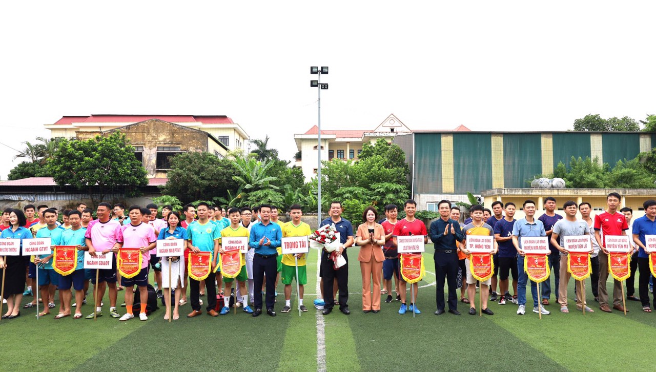 ĐỘI BÓNG CÔNG ĐOÀN NGÀNH GIÁO DỤC VÀ ĐÀO TẠO THAM GIA GIẢI BÓNG ĐÁ CNVCLĐ DO LIÊN ĐOÀN LAO ĐỘNG PHỐI HỢP VỚI SỞ VĂN HÓA- THỂ THAO - DU LỊCH TỔ CHỨC