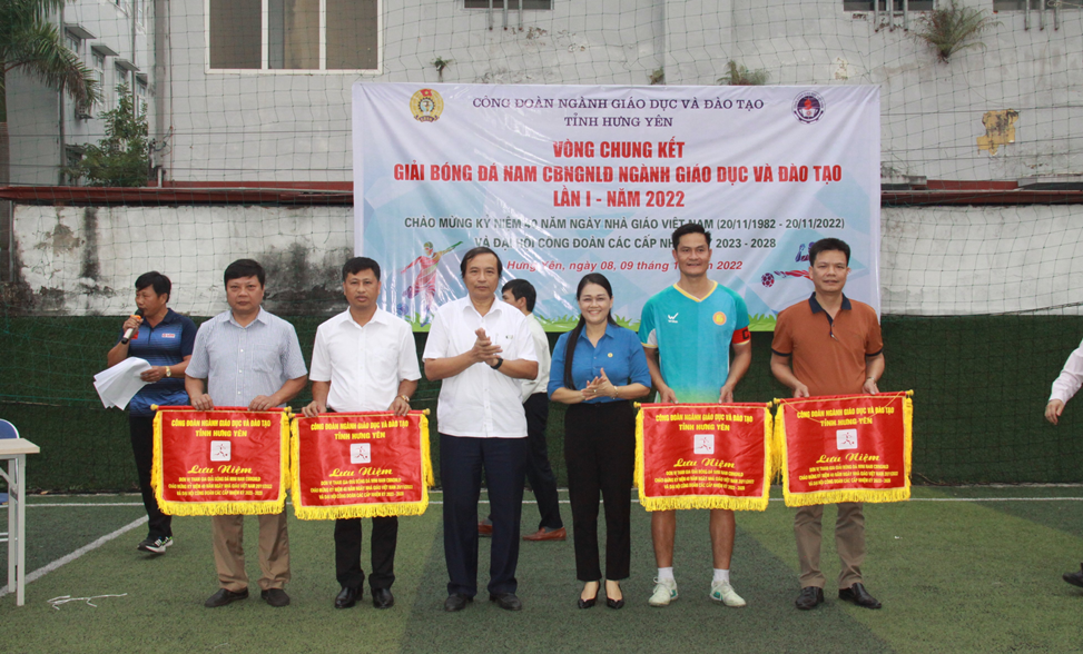 CHUNG KẾT GIẢI BÓNG ĐÁ MINI NAM CÁN BỘ, NHÀ GIÁO, NGƯỜI LAO ĐỘNG NGÀNH GIÁO DỤC- ĐÀO TẠO NĂM 2022 CHÀO MỪNG KỶ NIỆM 40 NĂM NGÀY NHÀ GIÁO VIỆT NAM, 20/11/1982- 20/11/2022 VÀ ĐẠI HỘI CÔNG ĐOÀN CÁC CẤP, NHIỆM KỲ 2023 - 2028