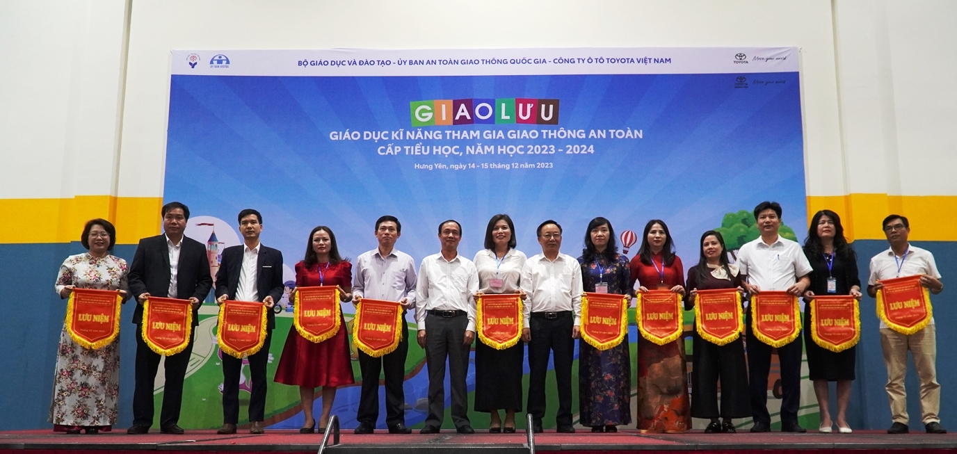 Giao lưu Giáo dục kĩ năng tham gia giao thông an toàn cấp tiểu học năm học 2023 - 2024