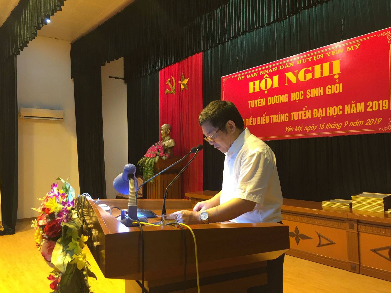 UBND huyện Yên Mỹ tổ chức Hội nghị tuyên dương học sinh giỏi, học sinh tiêu biểu trúng tuyển đại học năm 2019