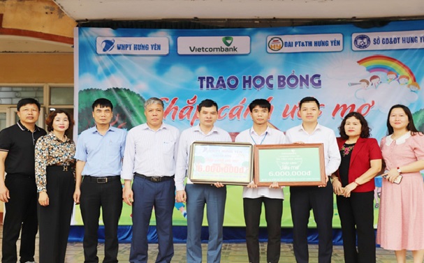 TRAO HỌC BỔNG “CHẮP CÁNH ƯỚC MƠ”