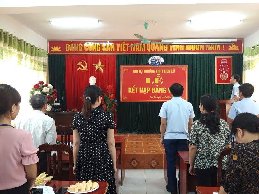 LỄ KẾT NẠP ĐẢNG VIÊN CỦA CHI BỘ TRƯỜNG THPT TIÊN LỮ