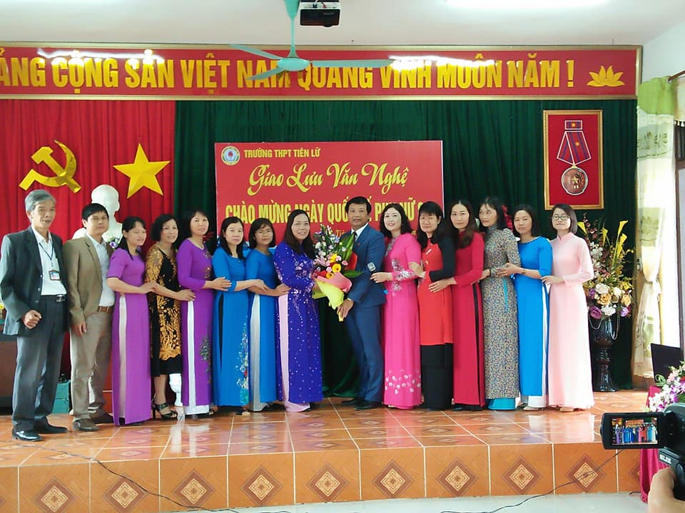 Giao lưu văn nghệ chào mừng ngày quốc tế phụ nữ 8/3 – Những nụ cười sảng khoái của các thầy cô trường THPT Tiên Lữ