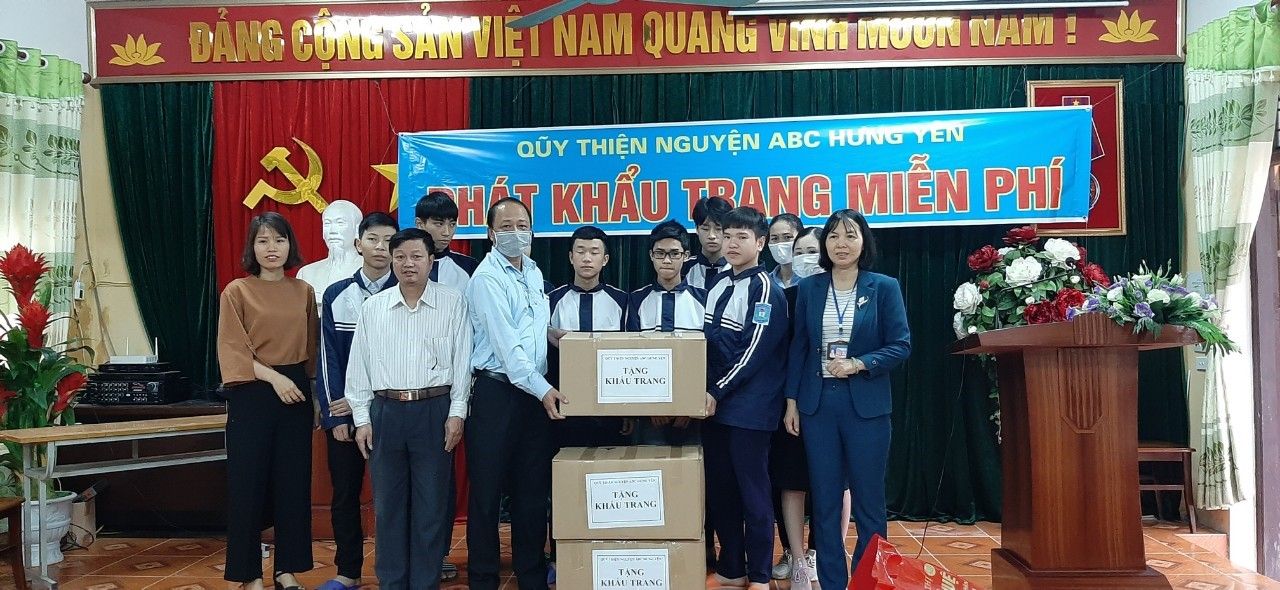 Quỹ thiện nguyện ABC Hưng Yên tặng 3.000 khẩu trang cho Trường THPT Tiên Lữ