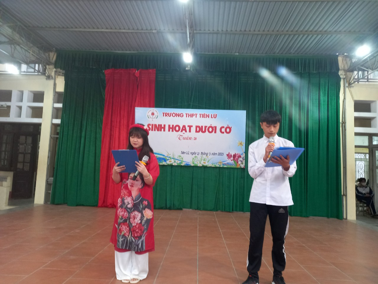 TẬP THỂ LỚP 11A1 THỰC HIỆN CHỦ ĐỀ “NHỮNG NGÀNH NGHỀ SẢN XUẤT, KINH DOANH, DỊCH VỤ Ở ĐỊA PHƯƠNG”