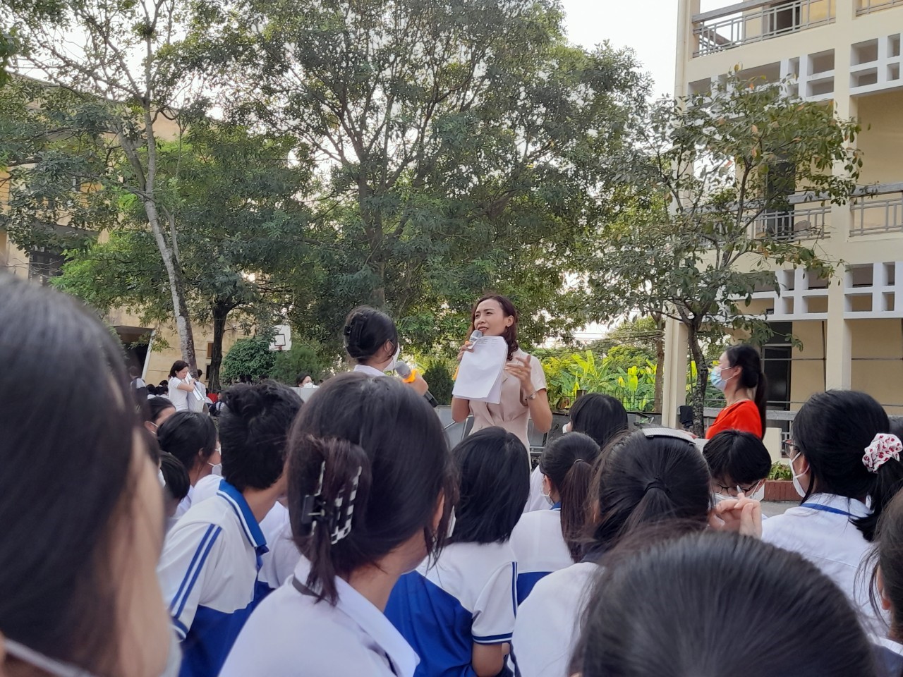 BUỔI HOẠT ĐỘNG TRẢI NGHIỆM HƯỚNG NGHIỆP CỦA HỌC SINH KHỐI 10 TRƯỜNG THPT TIÊN LỮ