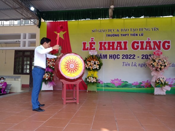MÁI TRƯỜNG VÀ THẦY HIỆU TRƯỞNG ĐÁNG KÍNH!