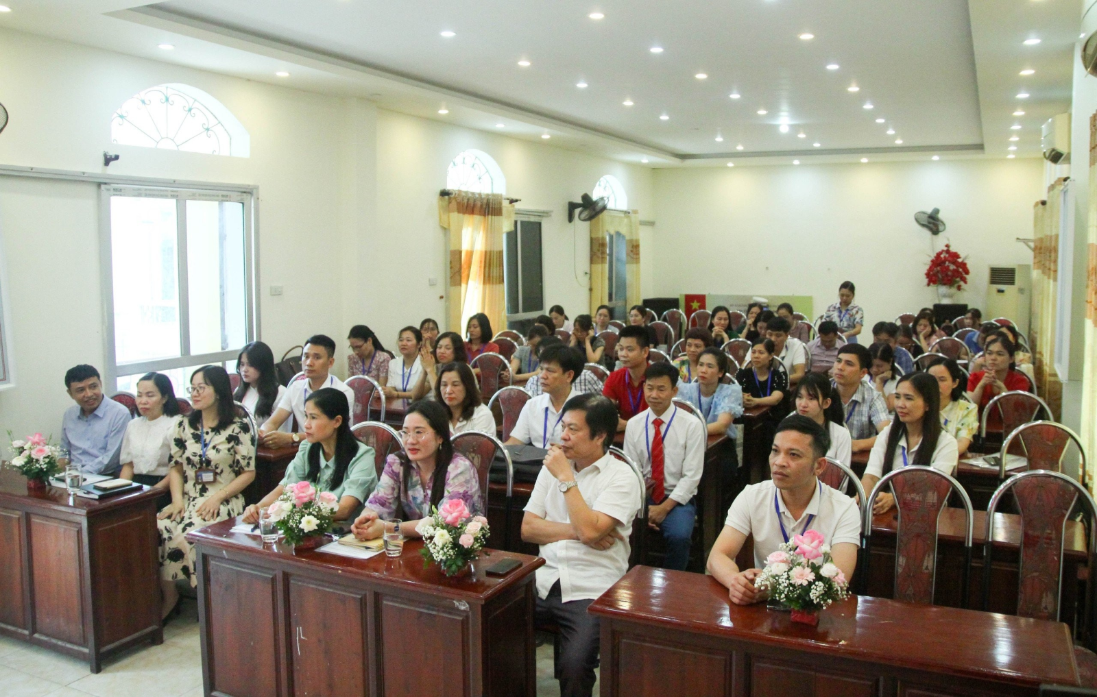CHI BỘ TRUONG THPT KIM ĐỘNG TỔ CHÚC LỄ KẾT NẠP ĐẢNG VIÊN MỚI CHO QUẦN CHÚNG TÍCH CỰC ĐỢT 19/5.