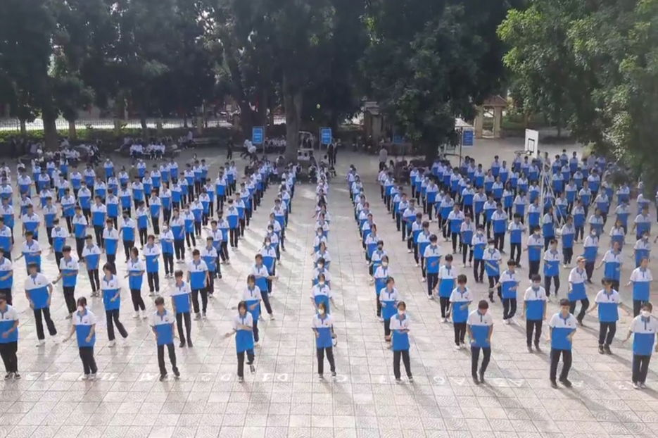ĐỔI MỚI HOẠT ĐỘNG THỂ DỤC GIỮA GIỜ TẠI TRƯỜNG THPT KIM ĐỘNG