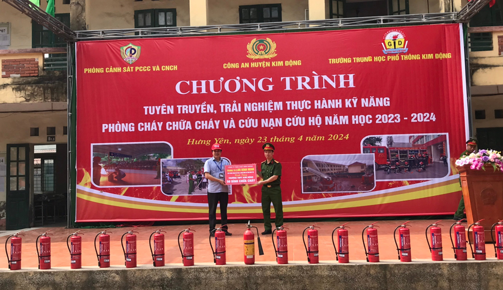TUYÊN TRUYỀN, TRẢI NGHIỆM, THỰC HÀNH PHÒNG CHÁY CHỮA CHÁY VÀ CỨU NẠN CỨU HỘ CHO HỌC SINH TRƯỜNG THPT KIM ĐỘNG