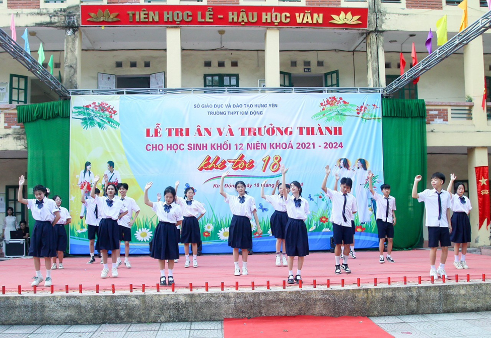 LỄ TRI ÂN VÀ TRƯỞNG THÀNH CHO HỌC SINH KHỐI 12 TRƯỜNG THPT KIM ĐỘNG
