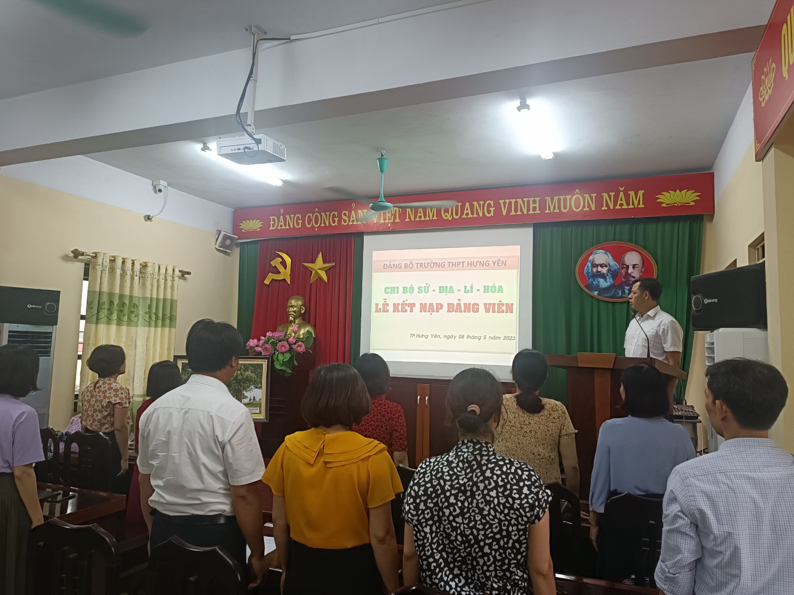 Chi bộ Sử - Địa - Lí - Hóa trường THPT Hưng Yên tổ chức kết nạp đảng viên mới