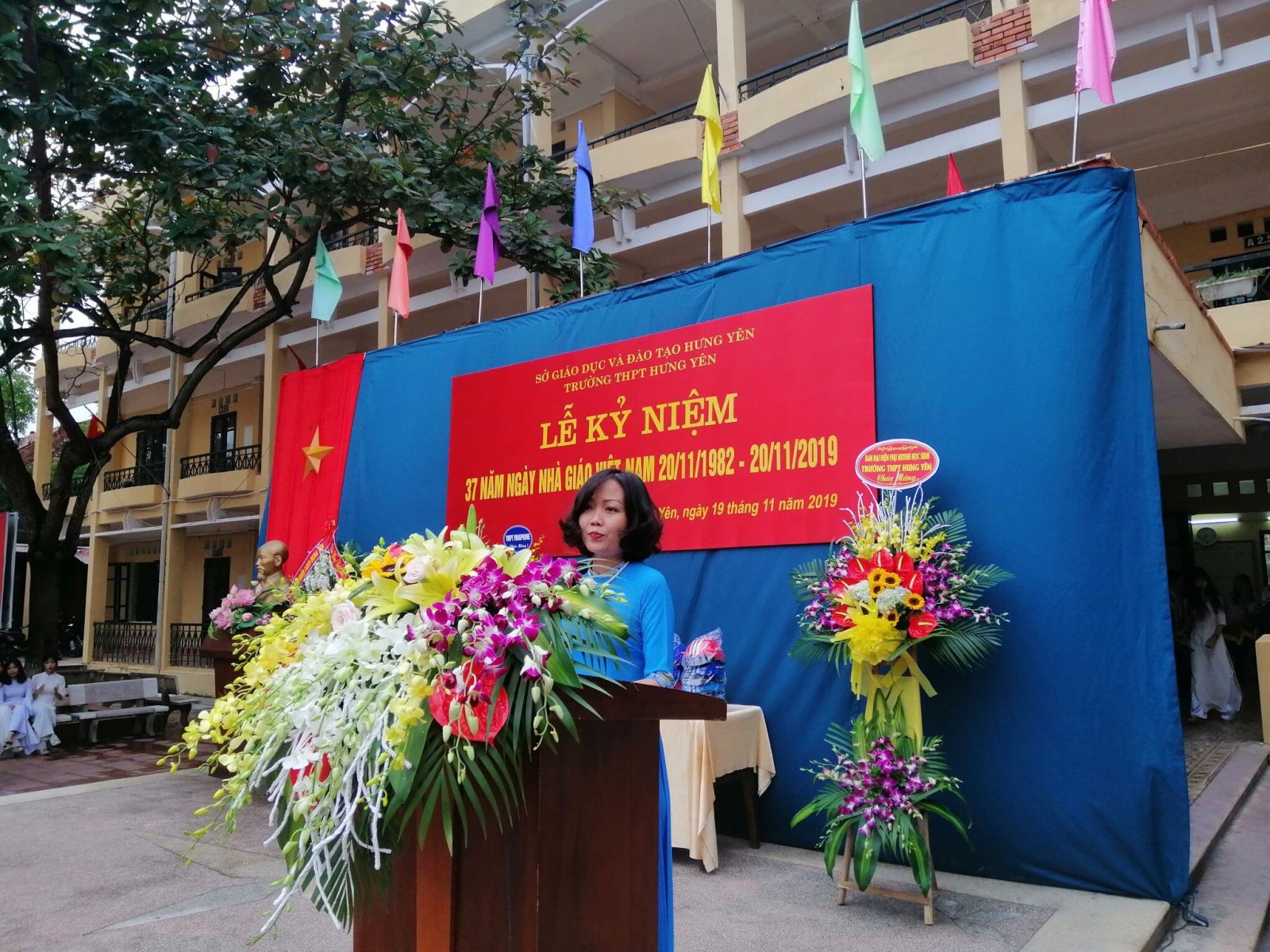 TRANG TRỌNG LỄ KỈ NIỆM 37 NĂM NGÀY NHÀ GIÁO VIỆT NAM (20/11/1982 - 20/11/2019) Ở TRƯỜNG THPT HƯNG YÊN