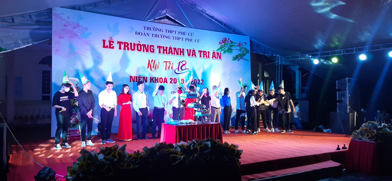 TRƯỜNG THPT PHÙ CỪ TỔ CHỨC  “LỄ TRƯỞNG THÀNH VÀ TRI ÂN KHI TÔI 18” CHO HỌC SINH  KHỐI 12 NIÊN KHÓA 2019-2022