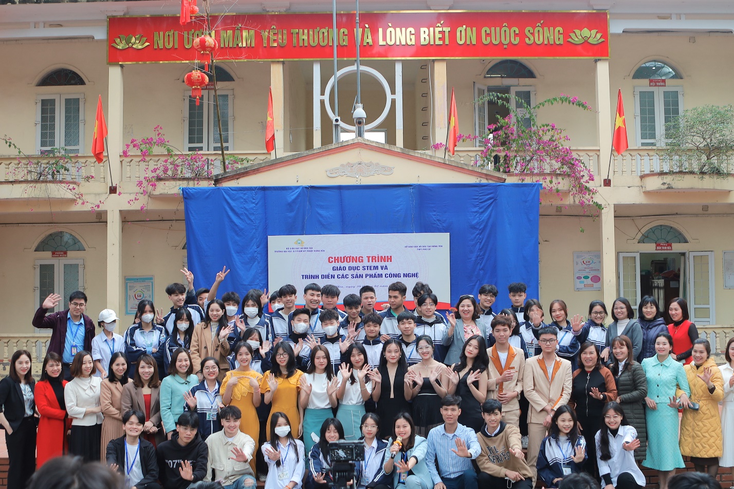 TRƯỜNG THPT PHÙ CỪ  PHỐI HỢP CÙNG TRƯỜNG ĐẠI HỌC SPKT HƯNG YÊN TỔ CHỨC CHƯƠNG TRÌNH GIÁO DỤC STEM VÀ TRÌNH DIỄN CÁC SẢN PHẨM CÔNG NGHỆ