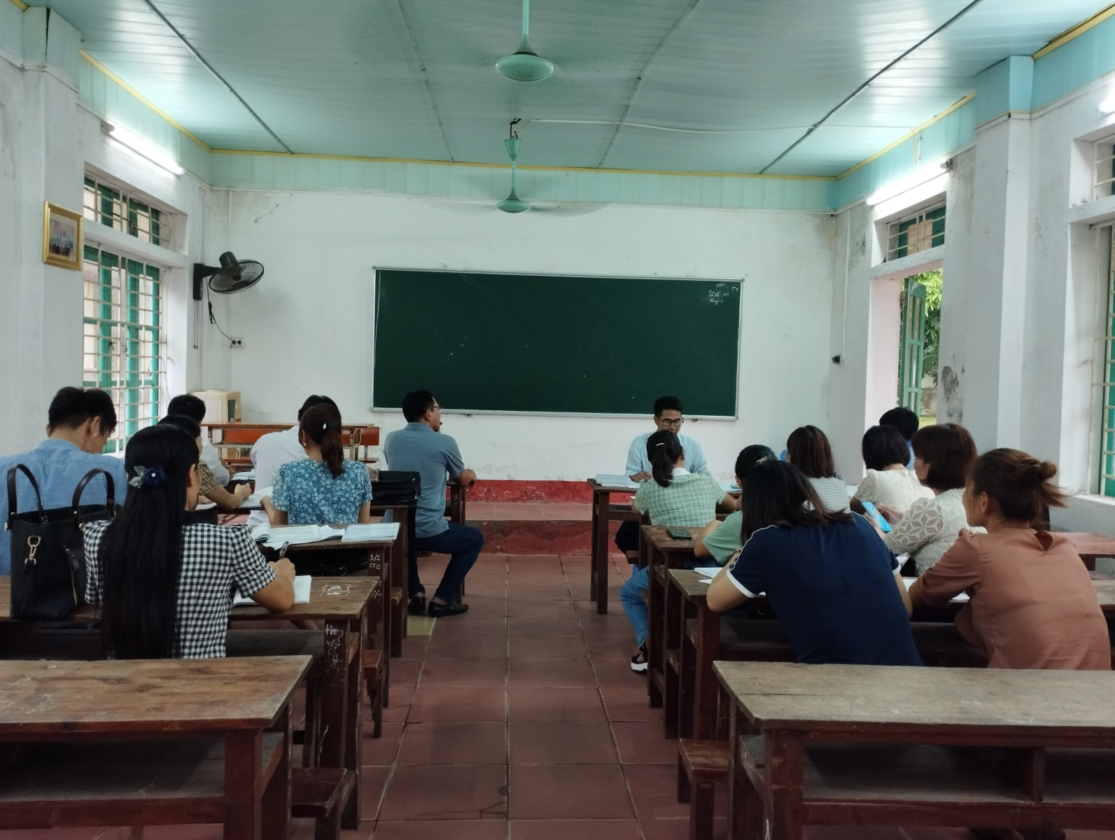 TỔ LÍ - HOA - SINH - CÔNG NGHỆ TRƯỜNG THPT PHÙ CỪ SINH HOẠT CHUYÊN MÔN THEO HƯỚNG NGHIÊN CỨU BÀI HỌC