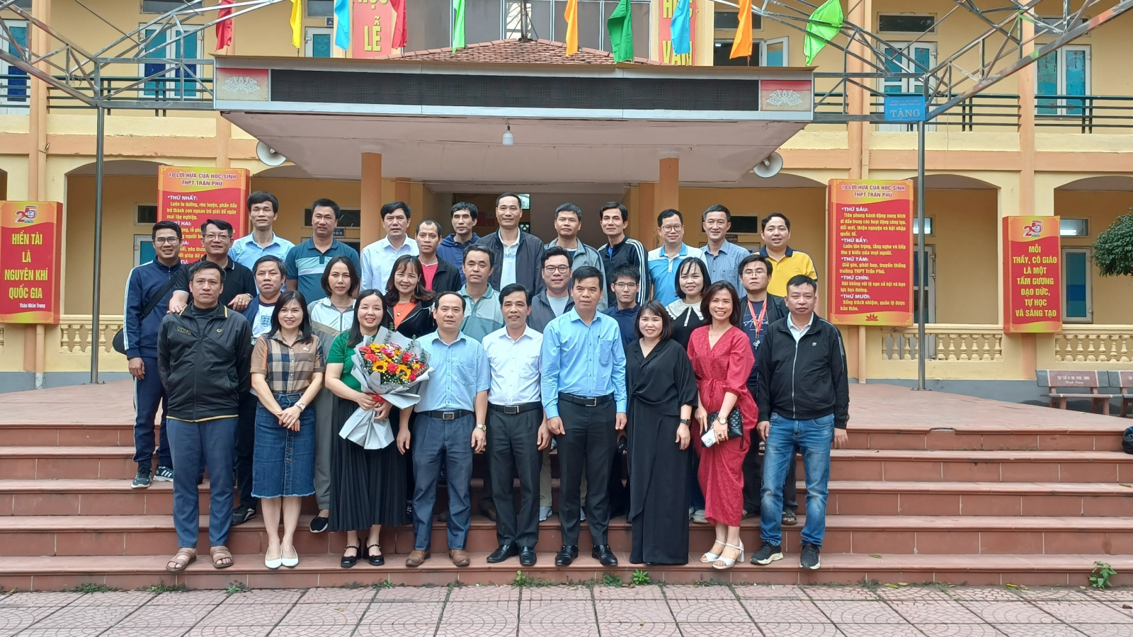 GIAO HỮU BÓNG ĐÁ NAM   GIỮA TRƯỜNG THPT PHÙ CỪ (HƯNG YÊN) VỚI TRƯỜNG THPT TRẦN PHÚ (HẢI DƯƠNG)