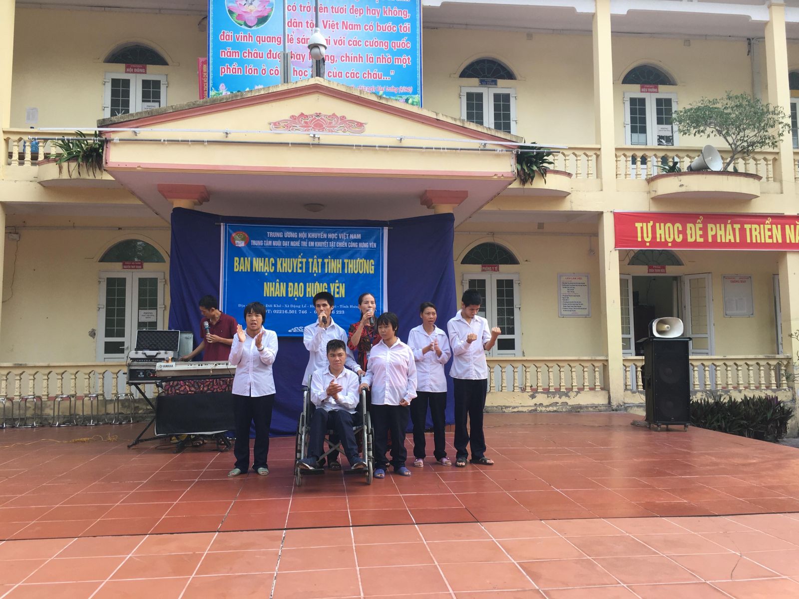 TRƯỜNG THPT PHÙ CỪ TỔ CHỨC BUỔI GIAO LƯU VỚI TRUNG TÂM NUÔI DẠY NGHỀ TRẺ EM KHUYẾT TẬT