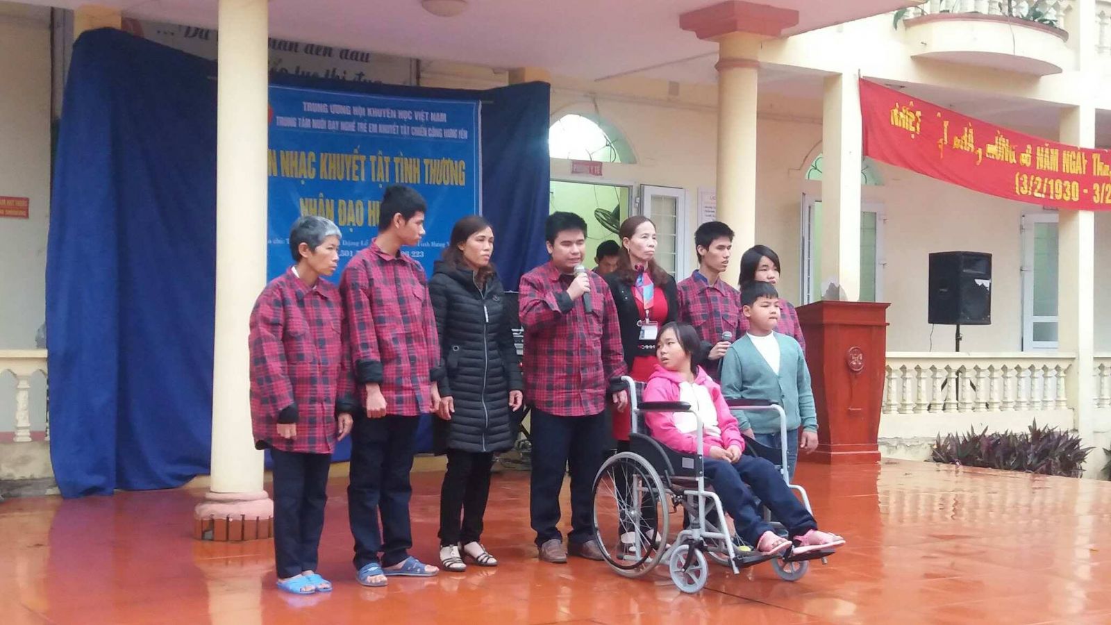 TRƯỜNG THPT PHÙ CỪ TỔ CHỨC BUỔI GIAO LƯU VỚI TRUNG TÂM NUÔI DẠY NGHỀ TRẺ EM KHUYẾT TẬT