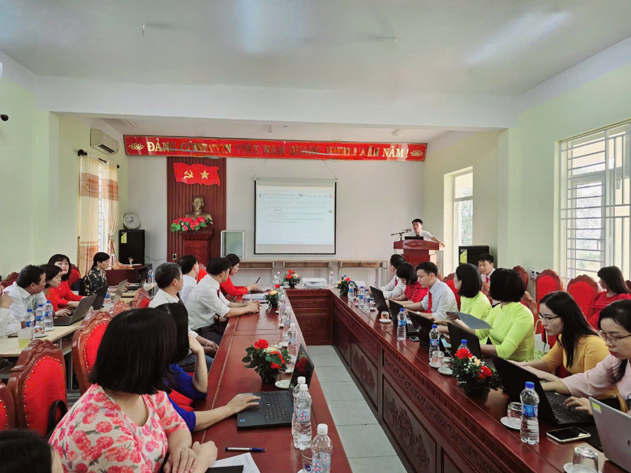 HỘI NGHỊ CÁN BỘ, VIÊN CHỨC VÀ NGƯỜI LAO ĐỘNG TRƯỜNG THPT NAM PHÙ CỪ NĂM HỌC 2024 - 2025