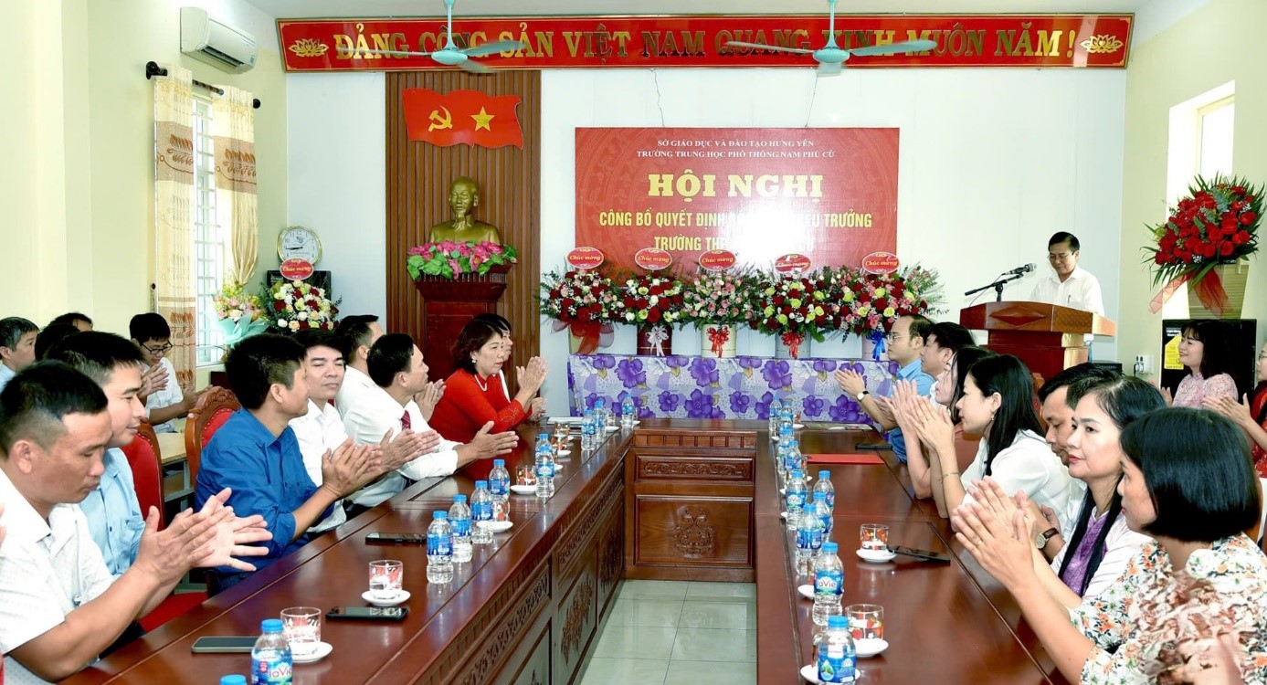 HỘI NGHỊ CÔNG BỐ QUYẾT ĐỊNH BỔ NHIỆM HIỆU TRƯỞNG TRƯỜNG THPT NAM PHÙ CỪ
