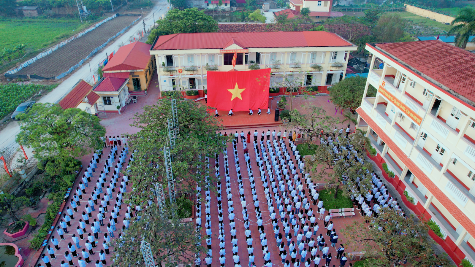 Trường THPT Đức Hợp tổ chức Chào cờ đầu tuần đặc biệt với lá cờ rộng 54m2  và trao tặng đồn biên phòng Lũng Cú, huyện Đồng Văn, tỉnh Hà Giang.