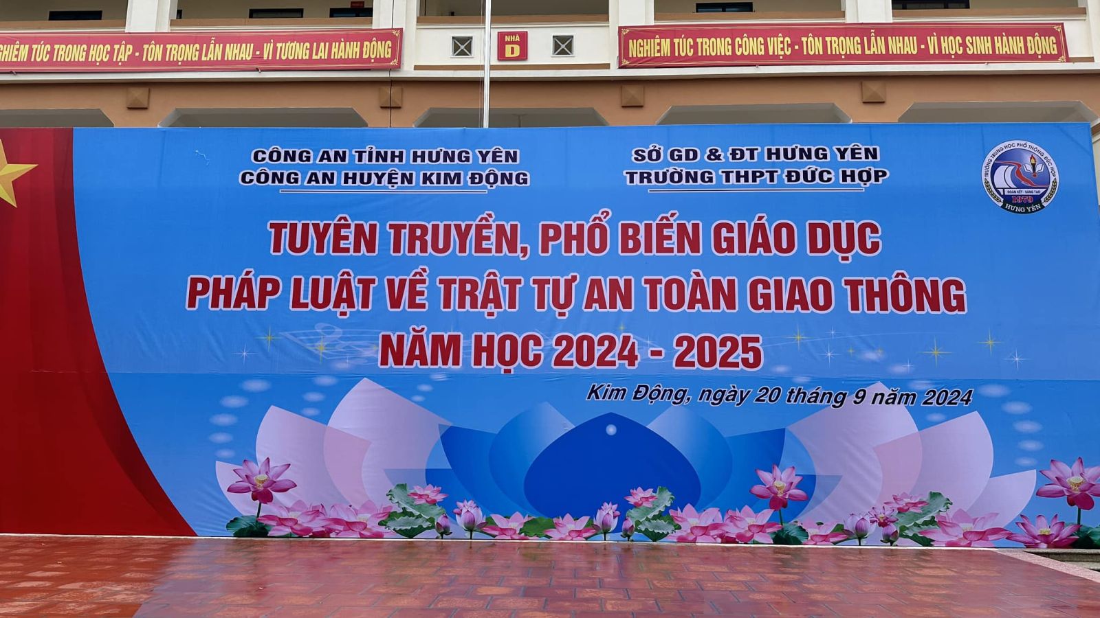 Trường THPT Đức Hợp phối hợp với Công an huyện Kim Động tổ chức tuyển truyền, phổ biến, giáo dục pháp luật về An toàn giao thông cho các em học sinh năm học 2024-2025.