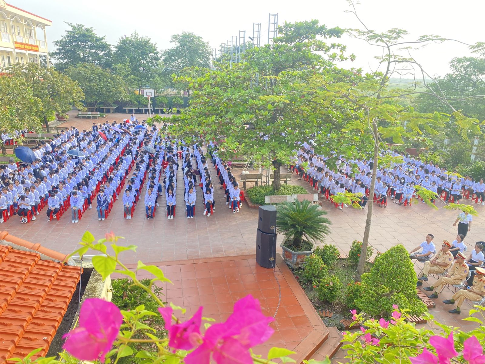 TRƯỜNG THPT ĐỨC HỢP PHỐI HỢP VỚI CÔNG AN HUYỆN KIM ĐỘNG TỔ CHỨC TUYÊN TRUYỀN LUẬT GIAO THÔNG ĐƯỜNG BỘ, HƯỚNG DẪN PHÒNG CHỐNG CHÁY NỔ VÀ KIỂM TRA, PHÁT HIỆN, THU HỒI VŨ KHÍ, CÔNG  CỤ HỖ TRỢ