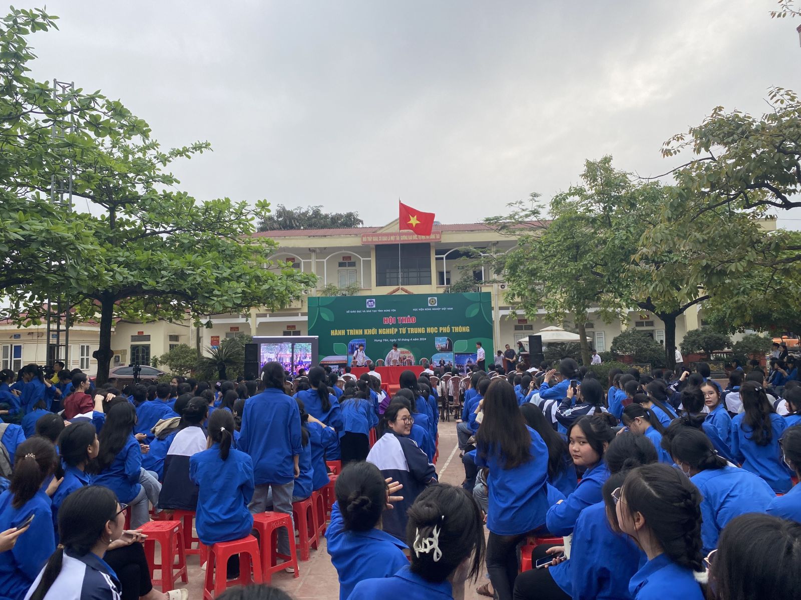 SỞ GD-ĐT HƯNG YÊN vVÀ HỌC VIỆN NÔNG NGHIỆP VIỆT NAM PHỐI HỢP ĐẶT CẦU TRUYỀN HÌNH TRỰC TIẾP HỘI THẢO HÀNH TRÌNH KHỞI NGHIỆP TỪ THPT TẠI TRƯỜNG THPT ĐỨC HỢP