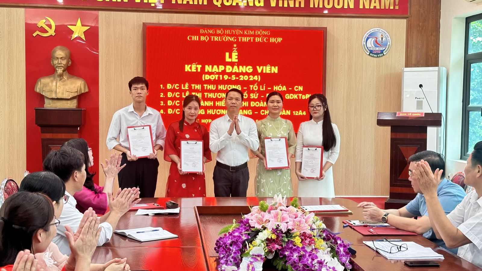Lần đầu tiên Chi bộ trường THPT Đức Hợp kết nạp đảng viên là học sinh xuất sắc đợt 19-5-2024
