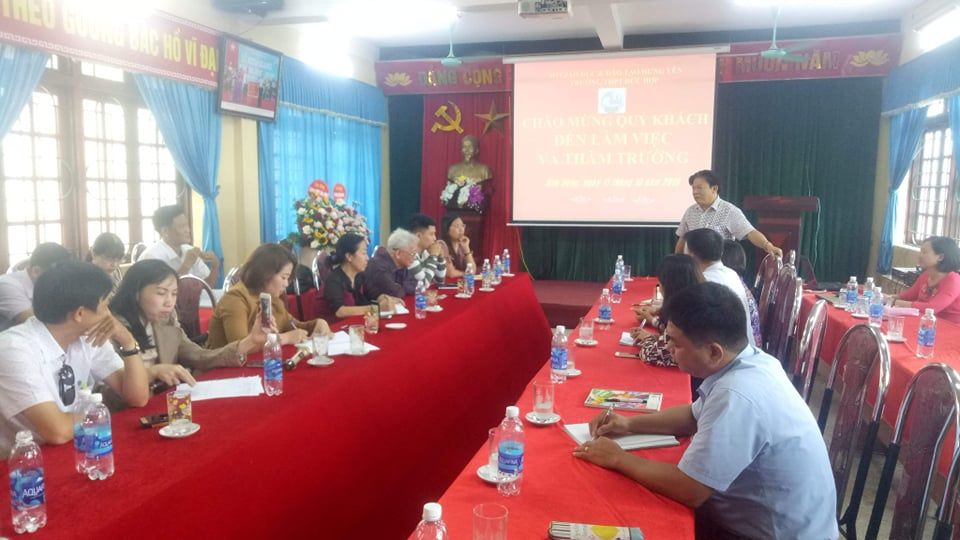 Đón đoàn chuyên gia giáo dục, cán bộ quản lý và giáo viên một số tỉnh thành thăm và làm việc tại trường THPT Đức Hợp.