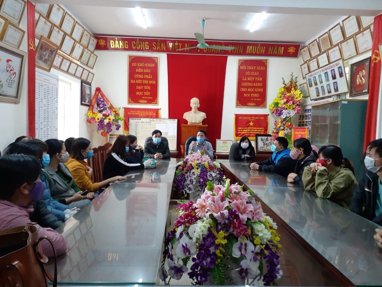Trường THPT Đức Hợp khẩn trương tiến hành các biện pháp vệ sinh phòng dịch bệnh viêm đường hô hấp cấp do chủng mới của virus corona gây ra